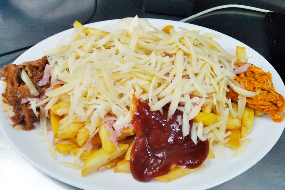 Большая порция папас локас с сыром, мясом и хамоном — 5,5 € (495 <span class=ruble>Р</span>)