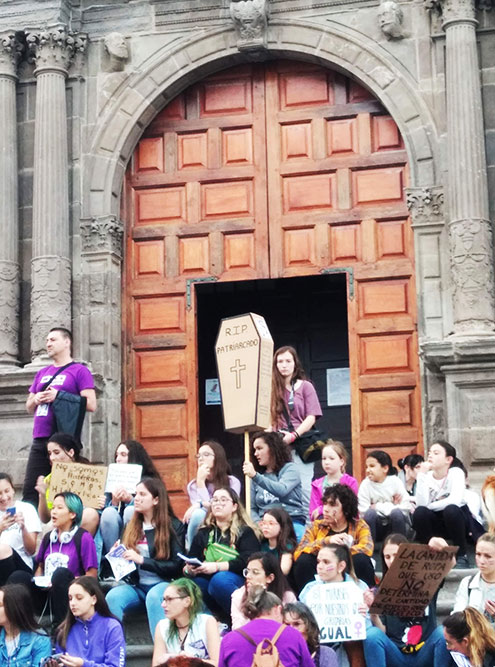 На главной площади города. На самодельном гробе написано: «Покойся с миром, патриархат»