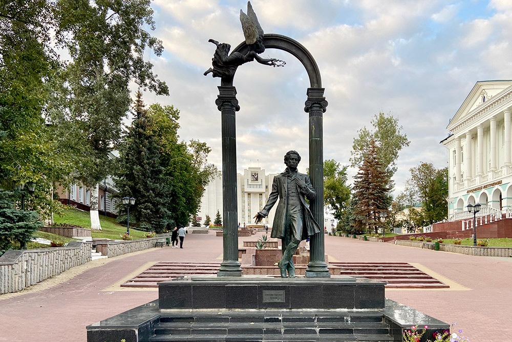 У памятника Пушкину на Фонтанном спуске тоже загадывают желания. Для этого надо потереть правую руку поэта