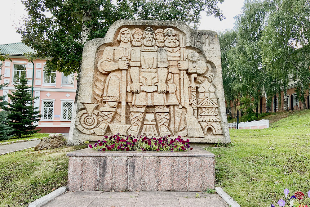 Еще на Фонтанном спуске установлен памятный знак основателям Саранска. В этом месте в 1641 году возвели сторожевую башню, которая служила границей крепостного вала и дала начало строительству города