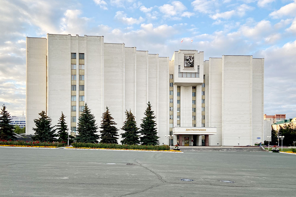 Дом республики, или, как его называют жители города, Белый дом, — резиденция главы Мордовии