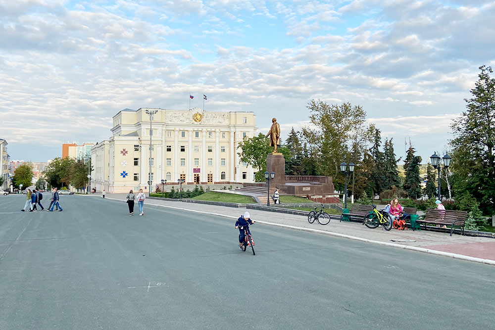 Памятник Ленину установлен на площади в 1960 году. После распада Советского Союза его несколько раз пытались снести, но в итоге внесли в реестр объектов исторического и культурного наследия Мордовии
