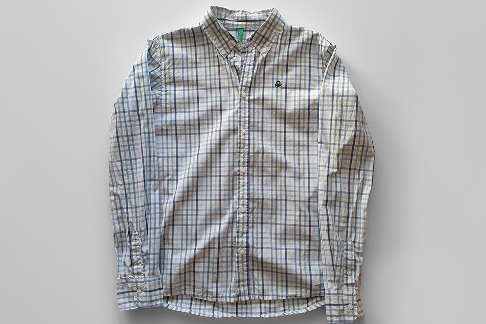 Это рубашка Benetton. Муж отдал за нее 200 <span class=ruble>Р</span>, а в фирменном магазине похожая обошлась бы в 3300 <span class=ruble>Р</span>