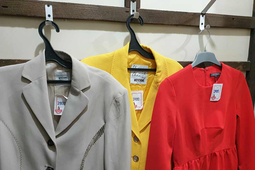 Это олдовые пиджаки Moschino и платье Tommy Hilfiger из 2000-х. Пиджаки стоят 2300 и 2800 <span class=ruble>Р</span>, а платье — 2300 <span class=ruble>Р</span>