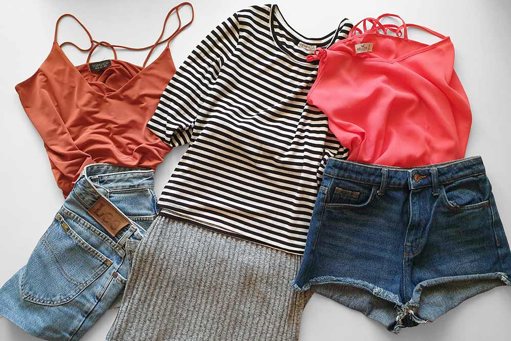 Небольшая летняя капсула. Слева направо: майка Topshop, лонгслив Bershka, майка Hollister, джинсовые шорты Lee, юбка Topshop, шорты H&M