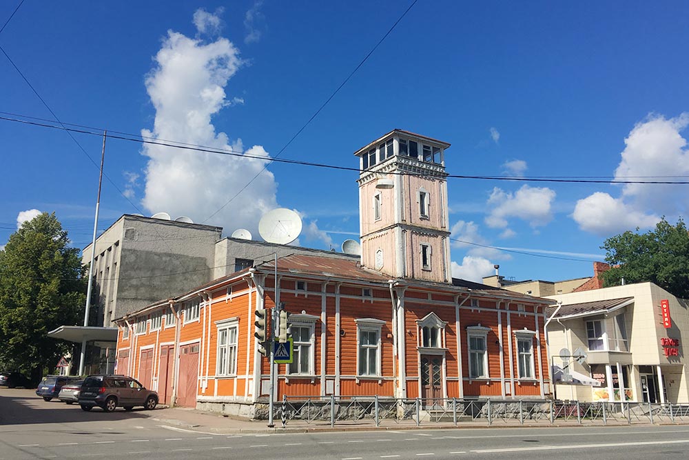 Деревянное пожарное депо построено в 1888 году, его легко узнать по каланче. В Карелии таких строений больше нет. Внутрь попасть нельзя, здание закрыто