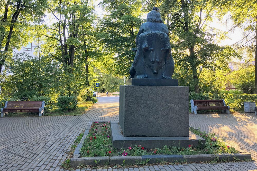 Напротив всех этих домов — сквер с памятником рунопевцу. Я думала, это главный герой эпоса «Калевала» Вяйнемяйнен, но оказалось, что это реальный человек — рунопевец Петри Шемейкка