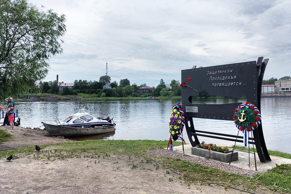 Катера отходят от памятника защитникам Приладожья на набережной, перед причалом «Метеоров»