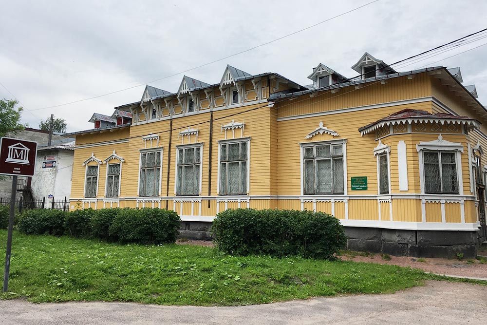 Музей находится в здании-памятнике, которому больше ста лет