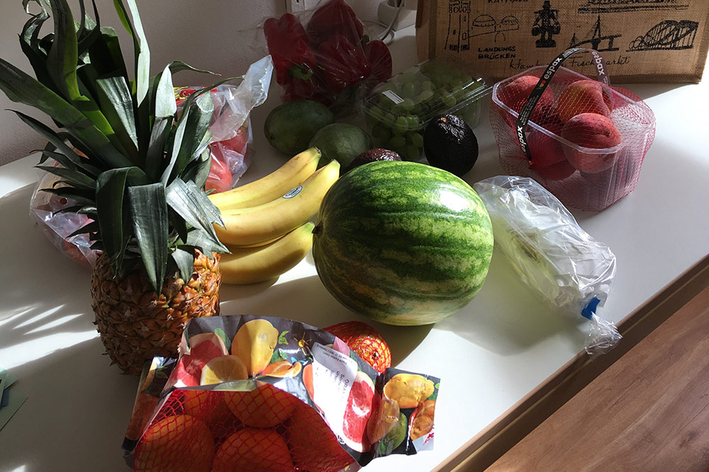 Через неделю после переезда я купила корзину фруктов за 11 €. Их хватило на две недели
