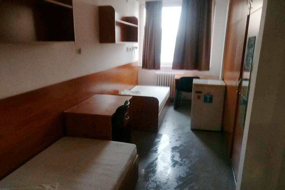 Комната на двоих в общежитии Kinizsi. Душ, кухня и туалет общие на этаж. В общежитии есть стиральная машина