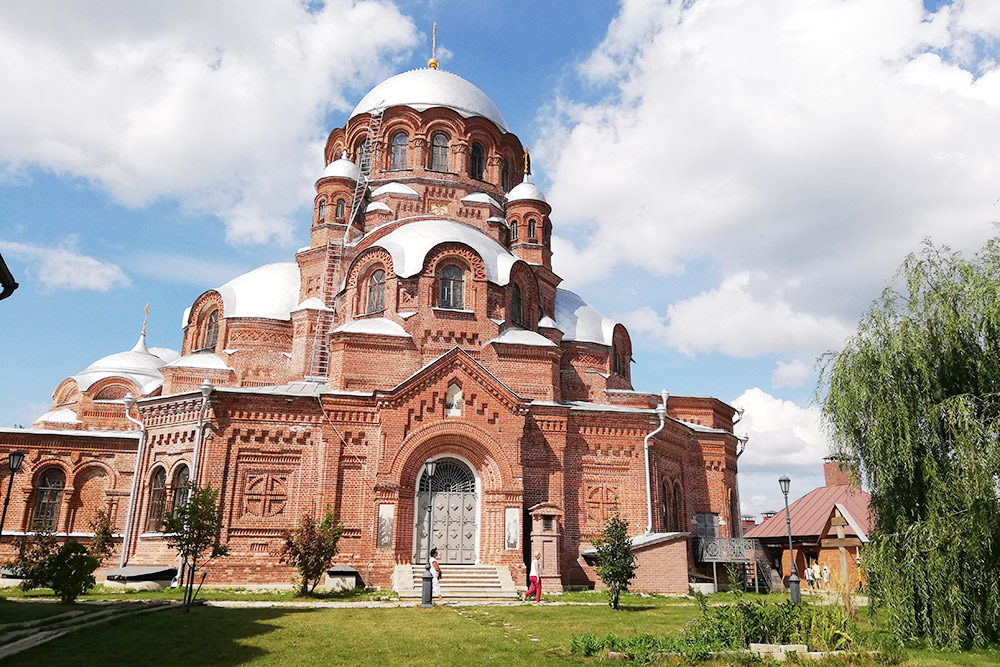 Скорбященский собор построен в 1906 году в неовизантийском стиле, он украшен крестами, геометрическими фигурами, полуколоннами между окнами