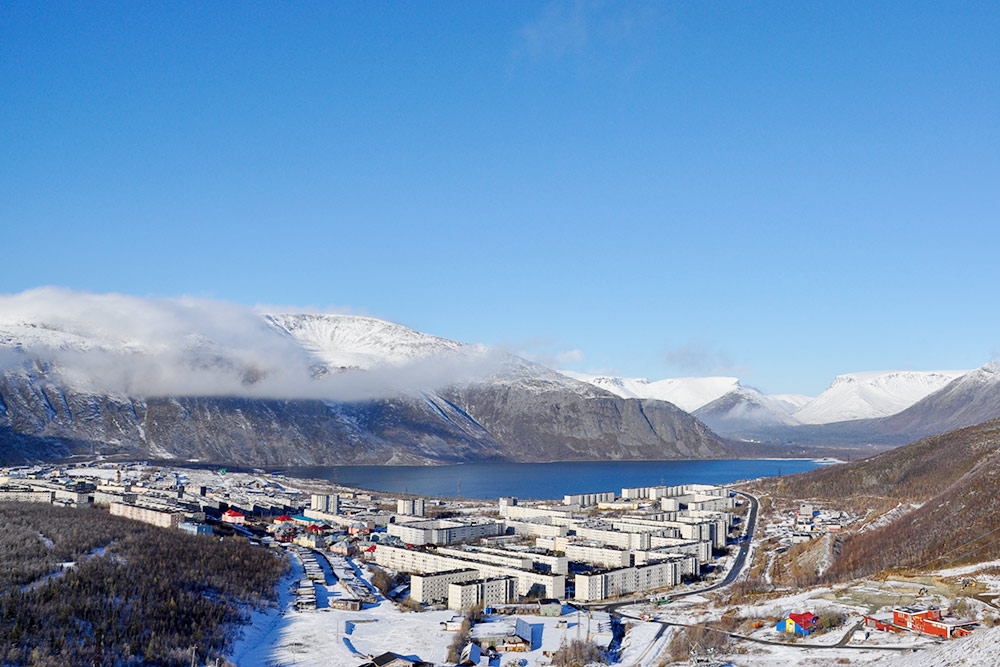 Так выглядит Кировск с высоты северного склона горнолыжного курорта, за городом видно озеро Большой Вудъявр, а за озером уже начинаются Хибины