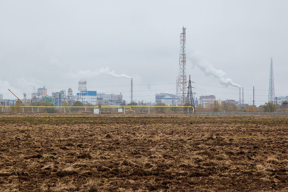 Картина, открывающаяся при въезде в город по Обводному шоссе. Коптящие химзаводы — постоянный повод для возмущения горожан