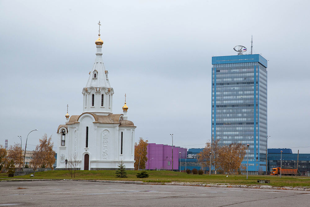 Голубая высотка — здание заводоуправления. В нем находятся офисы топ-менеджеров «Автоваза»