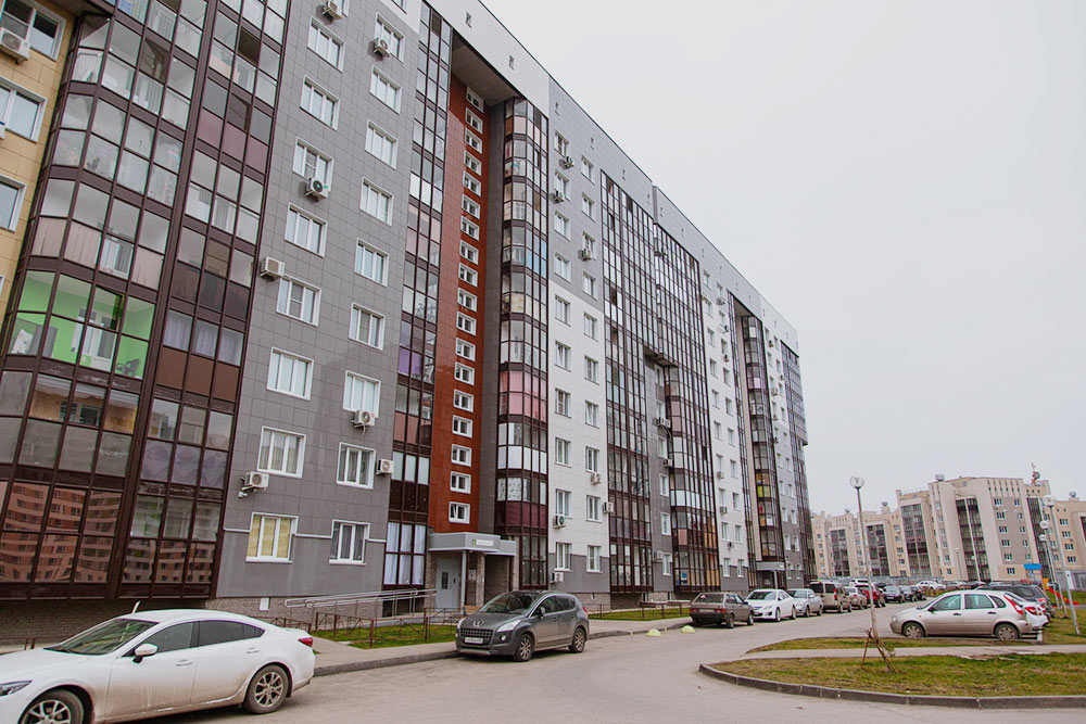 Это мой подъезд. Сразу за бежевым домом справа — лес