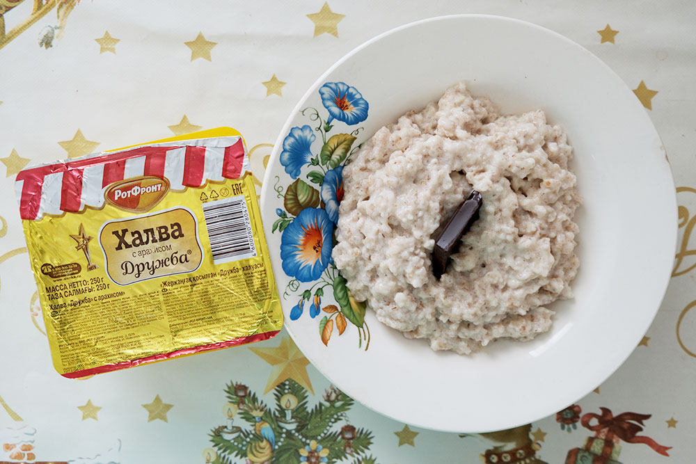 Каша с шоколадом и халвой