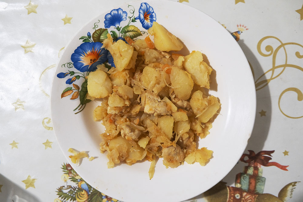 Сегодня бабушка приготовила картошку с курицей и квашеной капустой — кисловато, но вкусно