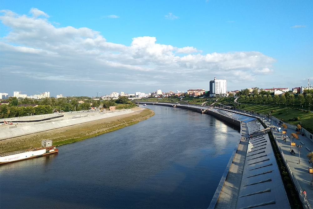 Вид на набережную с моста Влюбленных. Здесь можно разглядеть все четыре уровня. На левом берегу тоже делают набережную. Она будет одноуровневой, строительство планируют закончить в 2021 году