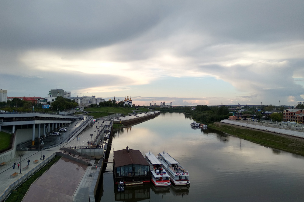 Теплоходы стоят рядом с мостом Влюбленных. С них через мегафоны громко зазывают клиентов. В день, когда мы отдыхали по набережной, было прохладно, и мы решили обойтись без речной прогулки