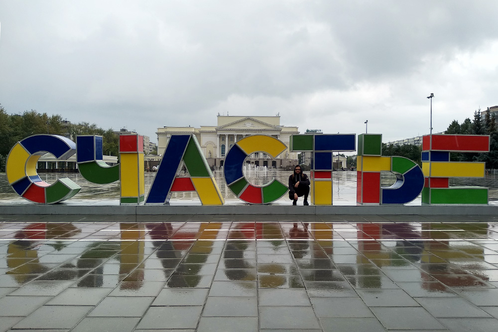За «Счастьем» — здание театра драмы