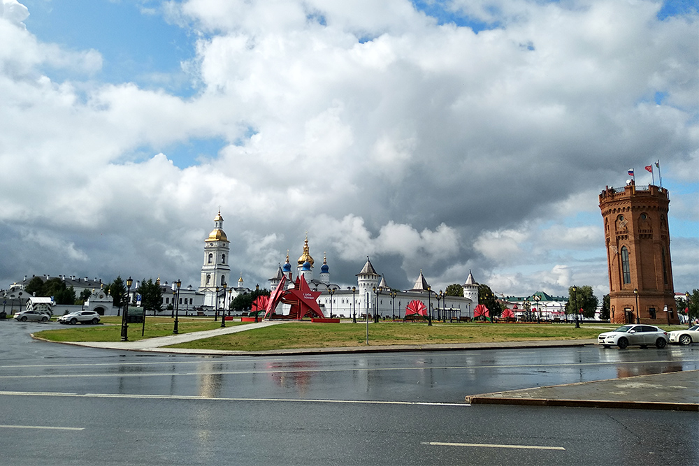 Слева — Тобольский кремль, справа — старая водонапорная башня, в которой теперь расположен магазин сувениров. В Тобольске сувениры дешевле, чем в Тюмени