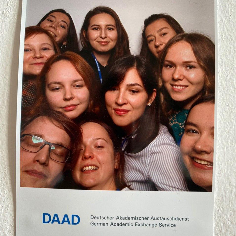 Для участия в программе Резеда сдала немецкий международный экзамен DaF, тесты на знание английского — IELTS или TOEFL — не понадобились. Однако университет принял студентку на программу, где основное обучение проходит на английском. Резеда говорит, что первый семестр был «на выживание»: немецкий она знала лучше, чем английский