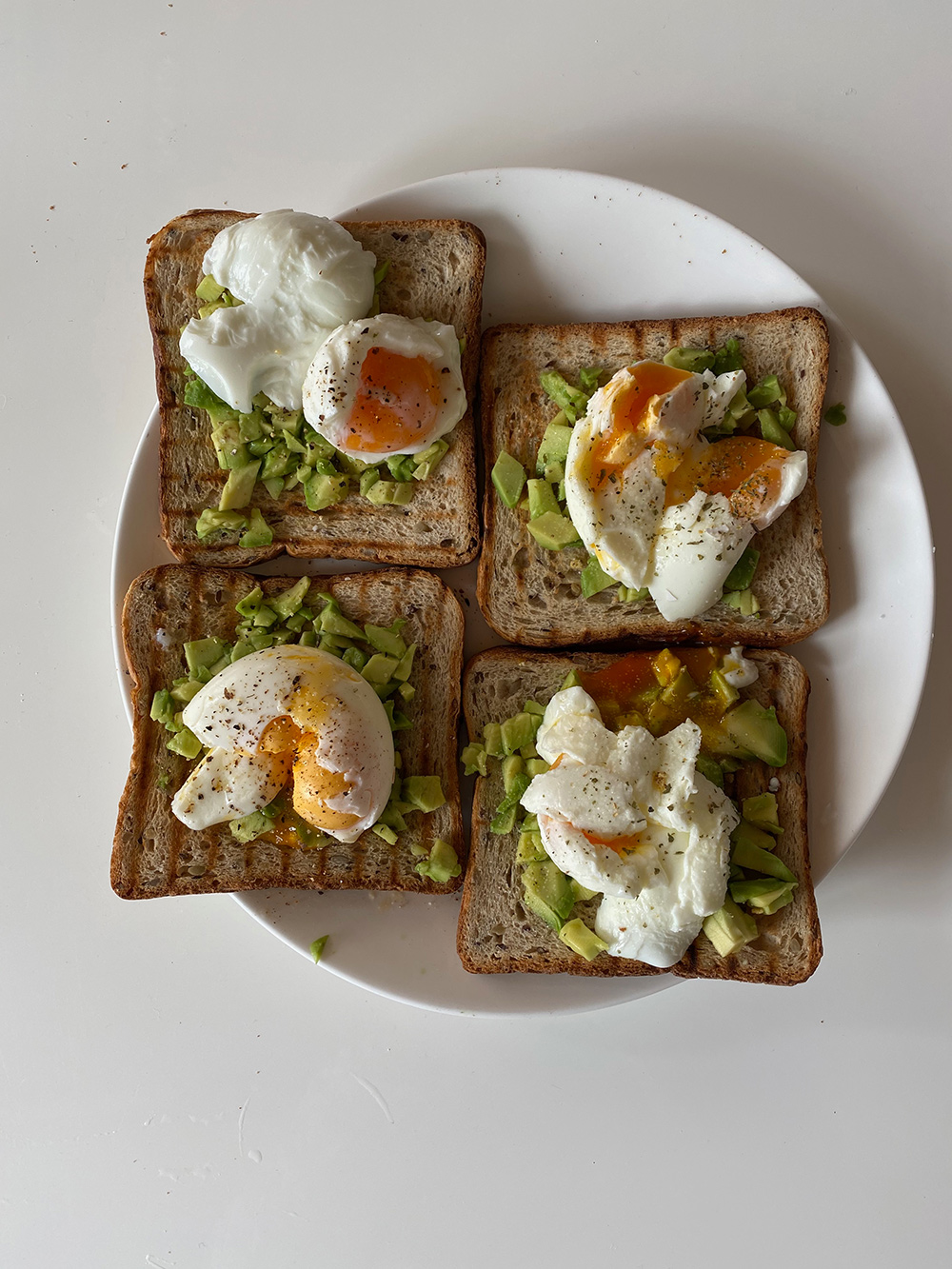Avo egg toast — завтрак здорового человека