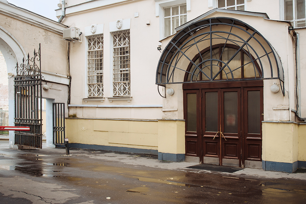 Шоурум «Двенадцать» находится в самом центре Москвы, но найти нас не так просто. Вход в здание через арку и проходную. Вместе с нами помещения тут снимают студии и маленькие магазины. Фото: Андрей Стекачев