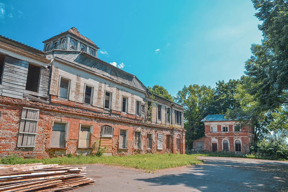 Вид на усадьбу «Заполье» со стороны двора