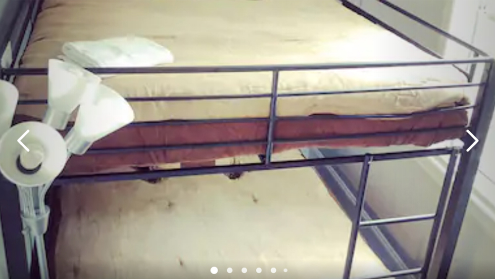Когда я писала статью, не смогла найти эту квартиру на Airbnb и скопировать фотографии — остались только такие скриншоты. Видимо, владелец решил пощадить нас всех и разориться