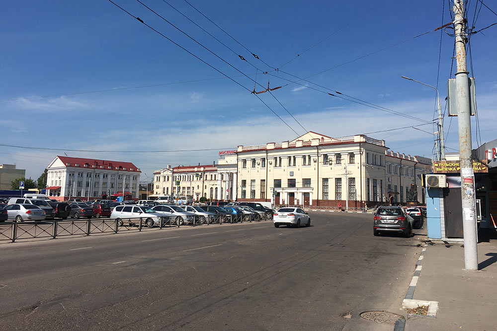 Московский вокзал в Туле. Туристы обычно вызывают такси слева от вокзала, у ларьков на автобусной остановке