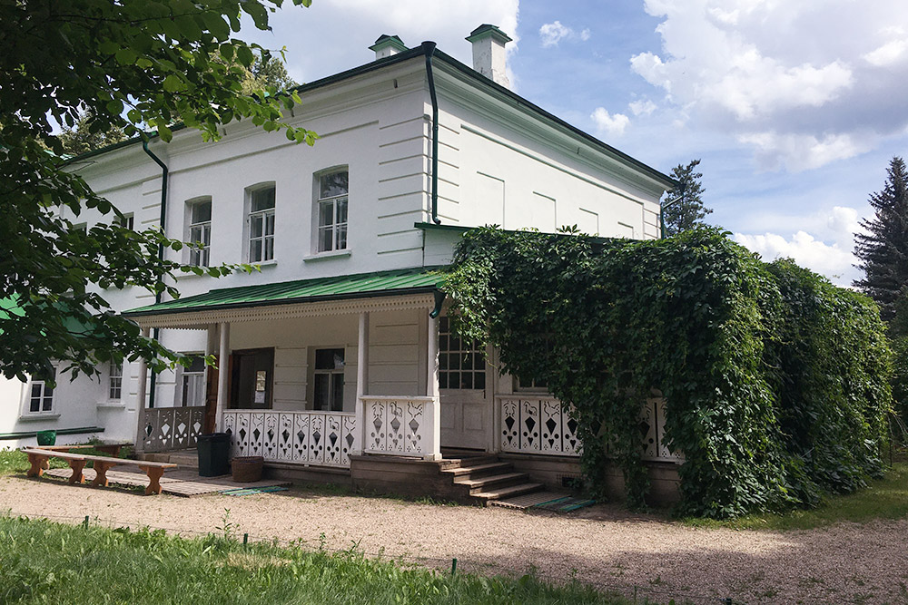 Вход в дом Толстого. С другой стороны дома воспроизведены цветочные клумбы с геранью, какими они были при жизни писателя, поэтому там территория огорожена