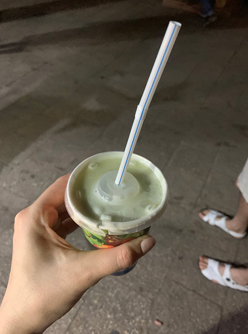 Сок из сахарного тростника с соком лайма очень вкусный. Он стоит 2 $. Просите не класть лед: его часто делают из воды из-под крана, которая может содержать бактерии кишечной палочки