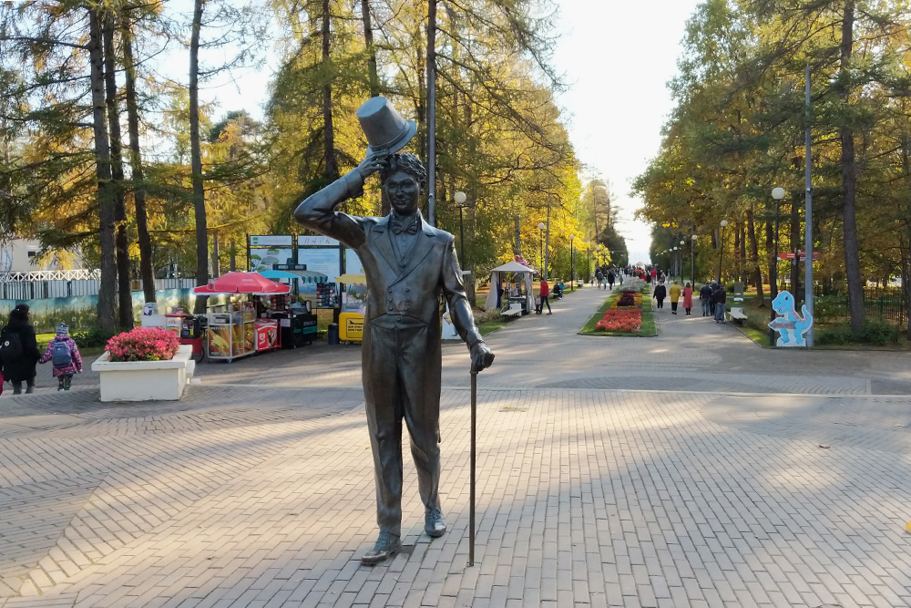 Скульптор решил сделать памятник выше реального роста актера: 2,4 метра, а не 1,74. Прямо за скульптурой — центральная аллея, которая ведет к пляжу и Финскому заливу
