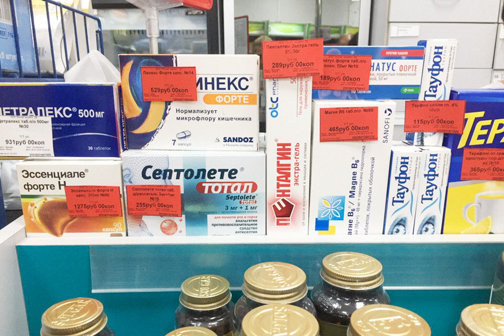 Прикассовая зона с красными ценниками в «Ригле»