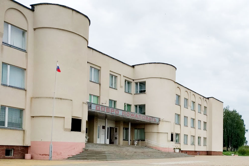 Средняя школа № 1. Здесь учился мой отец. Я учился в Москве