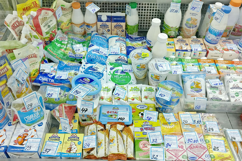 Витрина с молочкой в частном магазине в заводском районе