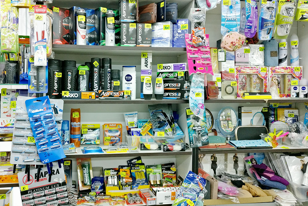 В таких магазинах продают не только еду, но и хозтовары