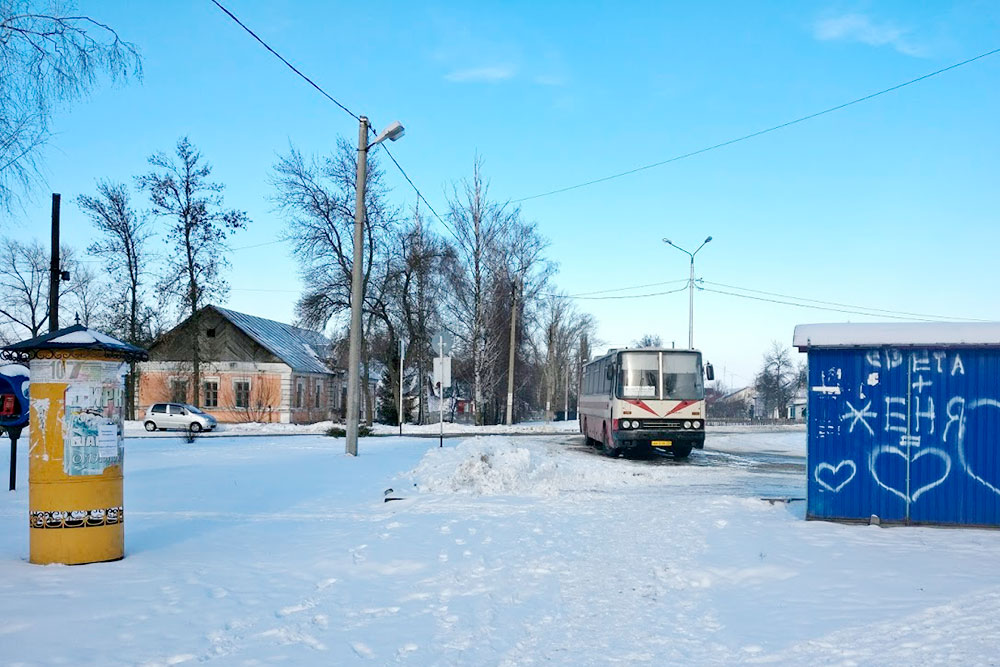 В Яруге три остановки автобуса. Эта — конечная, «Сахарный завод»