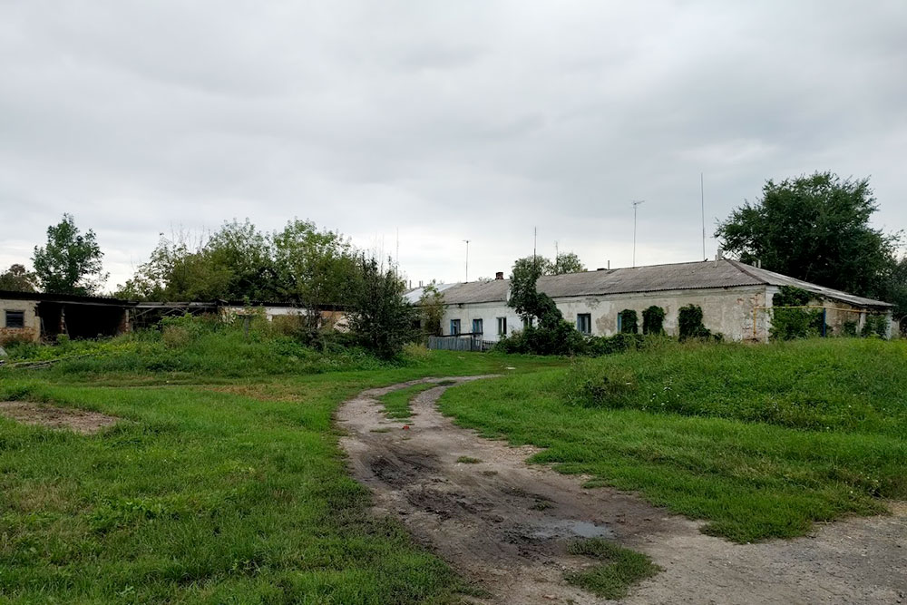 В центре стоят руины старого, дореволюционного завода