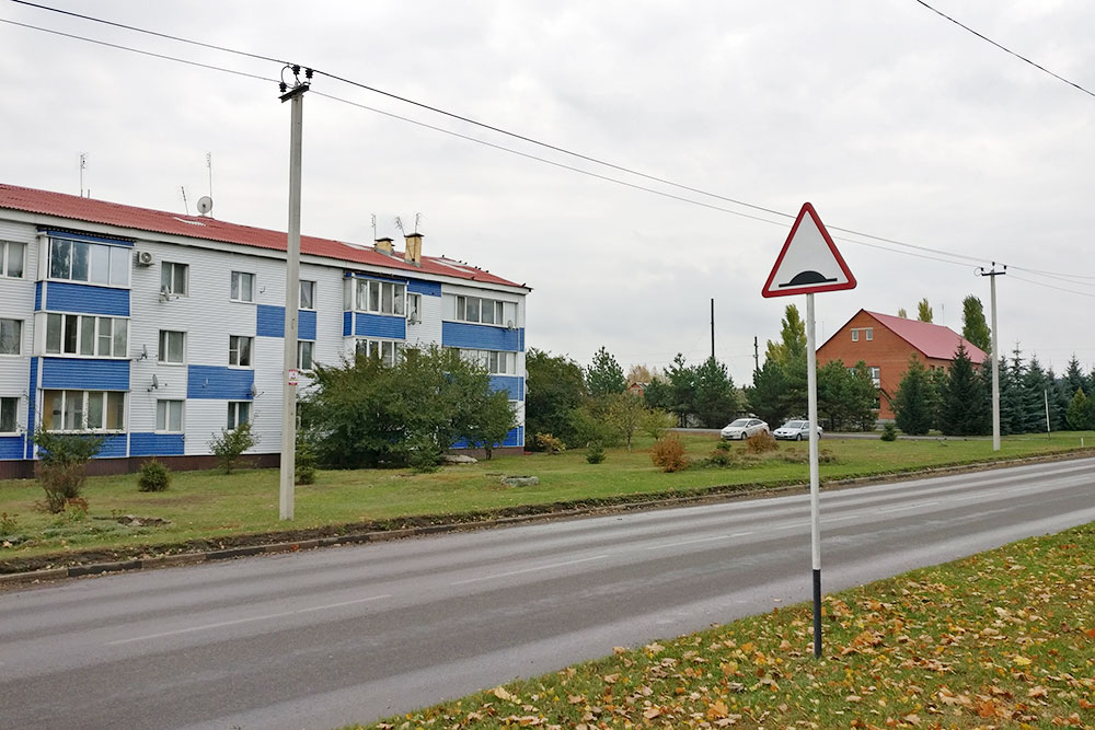 В городской части многоквартирные дома в 3—4 этажа стоят вперемешку с частными домиками