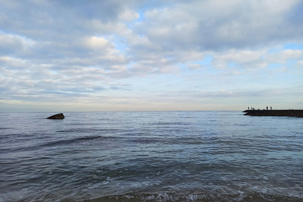 Море сегодня спокойное, на пирсе много рыбаков, значит, пошла ставридка и барабуля