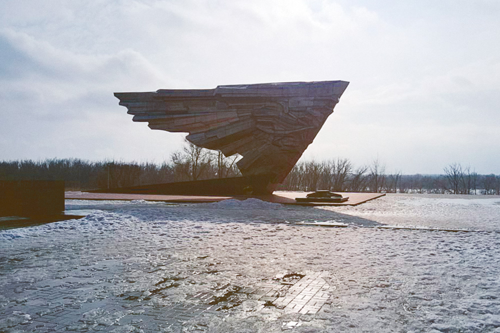 Мемориальный комплекс «Крыло Икара» в память о погибших летчиках. Фото: Владимир Поволоцкий