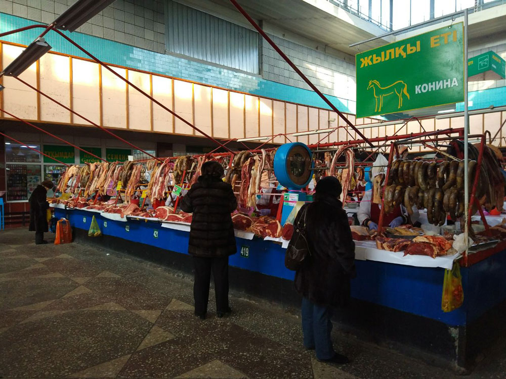 На рынках продается свежее мясо, можно найти национальное казахское блюдо из конины — колбасу казы