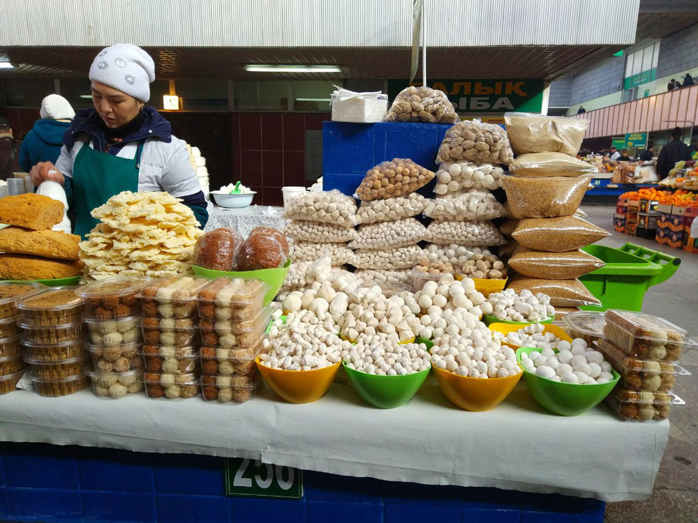 Это курт — сухой кисломолочный продукт, делается из коровьего, кобыльего или верблюжьего молока. Курт ели еще кочевники, его удобно было брать в дорогу