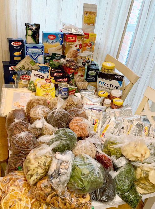 Часть продуктов для нашего похода. На стол поместилось не все