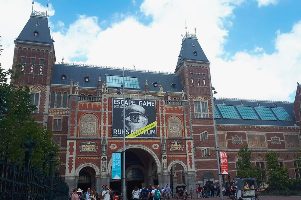До декабря 2018 года на этом месте находилась надпись I am Amsterdam, но из-за массового скопления туристов ее демонтировали. Где теперь надпись — неизвестно, власти хотят возить ее по нетуристическим местам для привлечения внимания