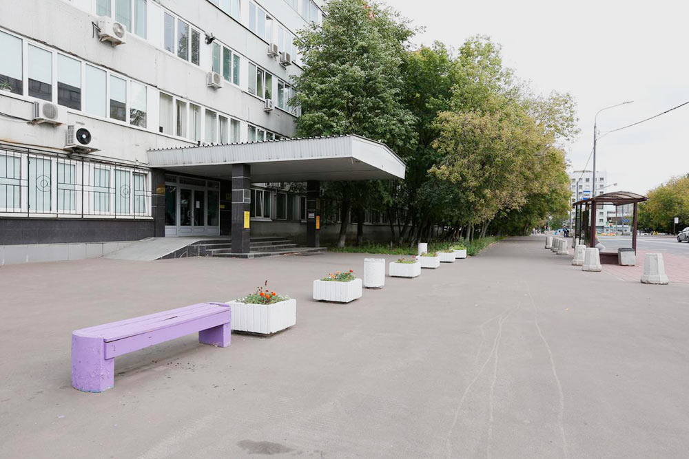 В одном здании с апарт-отелем расположен Налоговый институт, и это лучше, чем соседство с жилыми квартирами. И остановка общественного транспорта прямо напротив входа
