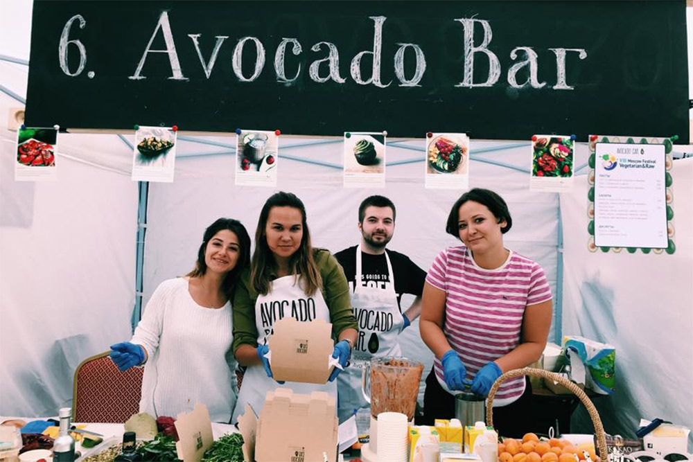 Фестиваль на «Флаконе». Сперва Элина назвала проект Avocado Bar — место, где можно попробовать авокадо из разных частей света: Азии, Европы, Южной Америки и Африки